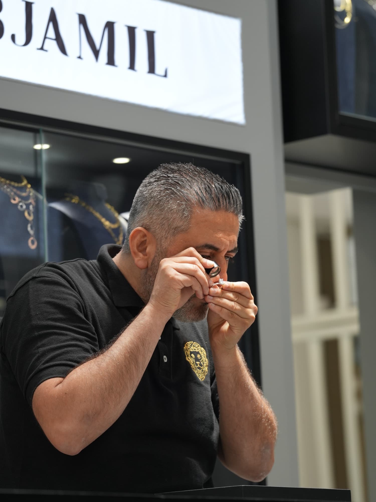 Examen à la loupe chez Bijouterie Jamil